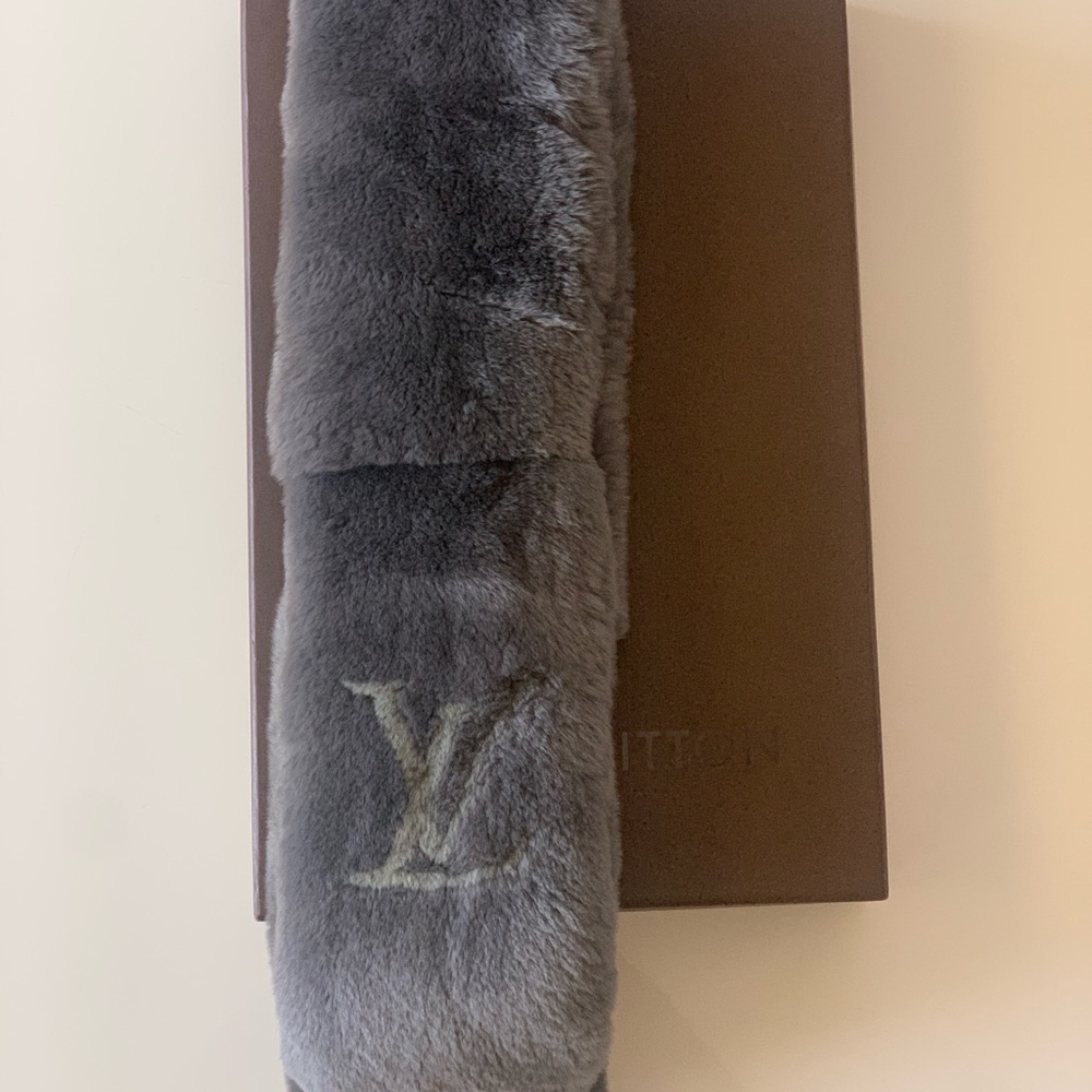 Louis Vuitton rabbit fur scarf made in Italy 100%
